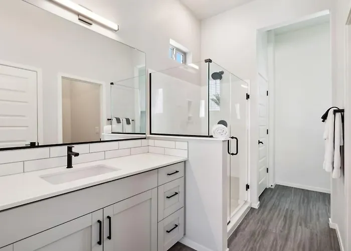 Apartment Sparkling Modern In With Pool,bbq